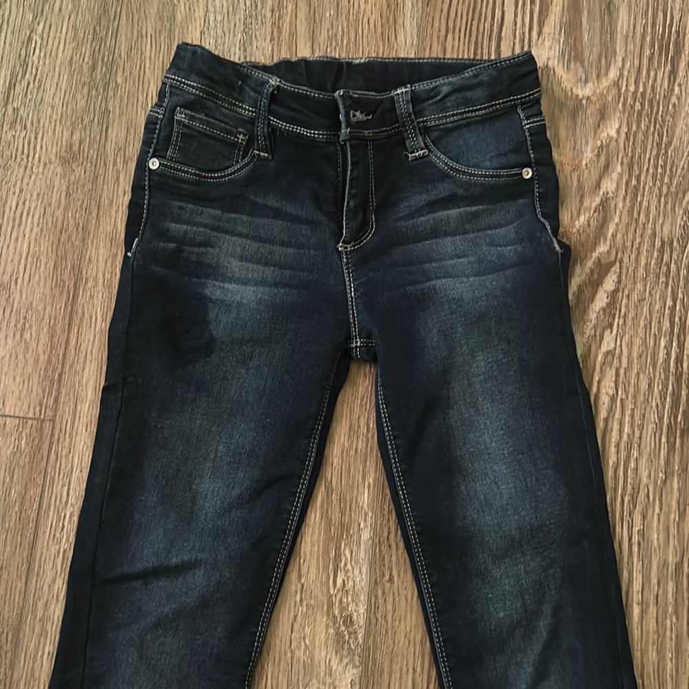 Girls jeans with front and back pockets.